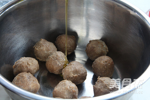 香烤彩椒<a href=/shicai/rouqin/NiuRou/index.html target=_blank><u>牛肉</u></a>丸的做法