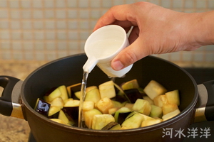 下饭神菜酱烧<a href=/shicai/shucai/QieZi/index.html target=_blank><u>茄子</u></a>步骤10