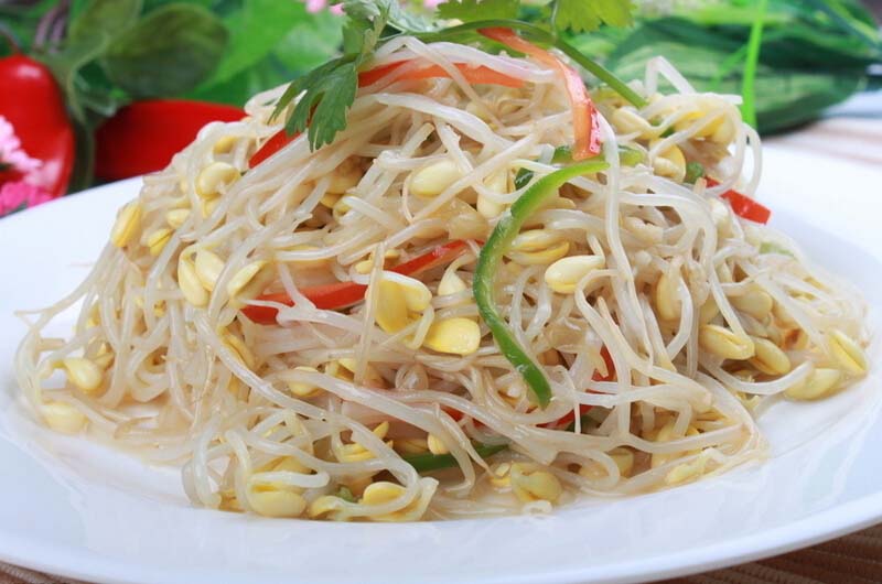 凉拌<a href=/shicai/mimian/HuangDou/index.html target=_blank><u>黄豆</u></a>芽的做法1