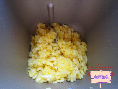 <a href=/shicai/guopin/BoLuo/index.html target=_blank><u>菠萝</u></a>果酱步骤2