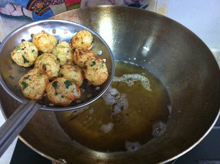 炸<a href=/shicai/shucai/BaiLuoBo/index.html target=_blank><u>白<a href=/shicai/shucai/LuoBo/index.html target=_blank><u>萝卜</u></a></u></a>丸子