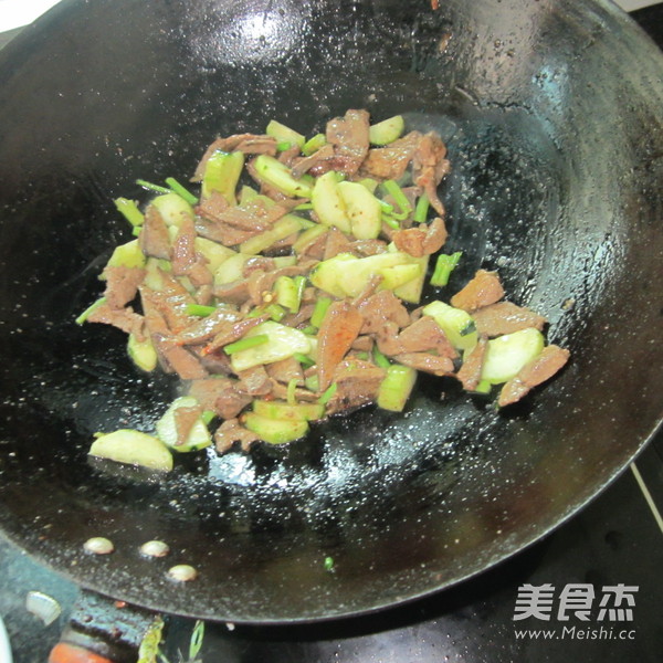 黄反炒<a href=/shicai/rouqin/ZhuGan/index.html target=_blank><u>猪肝</u></a>的做法