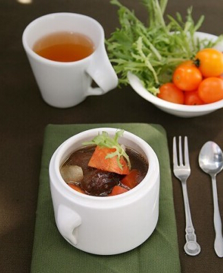 红酒炖<a href=/shicai/rouqin/NiuWei/index.html target=_blank><u>牛尾</u></a>怎么做?