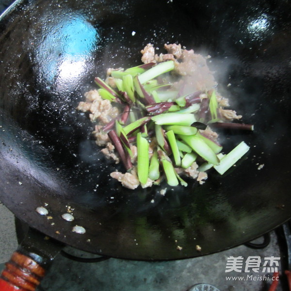 红苔菜炒肉的做法
