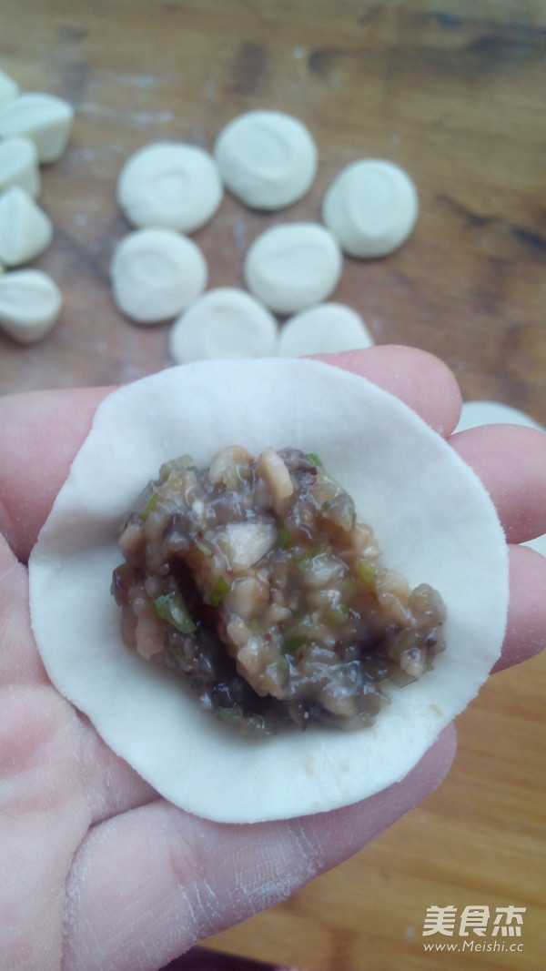 <a href=/shicai/rouqin/ZhengJi/index.html target=_blank><u>鸡肉</u></a>菌菇饺子的做法