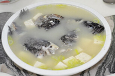 <a href=/shicai/mimian/DouFu/index.html target=_blank><u>豆腐</u></a>炖鱼的做法
