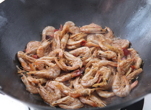 糖<a href=/shicai/diaoweipin/Cu/index.html target=_blank><u>醋</u></a>虾干步骤4
