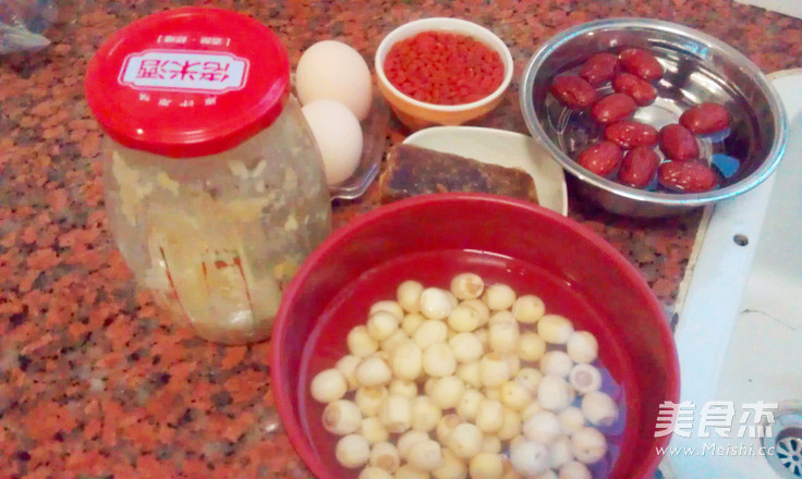 <a href=/shicai/guopin/LianZi/index.html target=_blank><u>莲子</u></a>酒酿糖水的做法