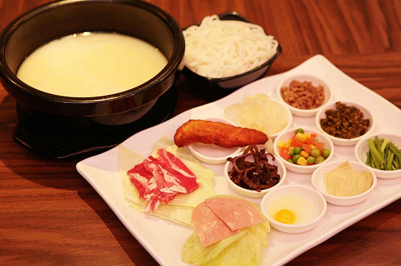 过桥<a href=/shicai/mimian/MiXian/index.html target=_blank><u>米线</u></a>的做法3