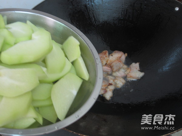 <a href=/shicai/shucai/FoShouGua/index.html target=_blank><u><a href=/shicai/shucai/FoShou/index.html target=_blank><u>佛手</u></a>瓜</u></a>炒<a href=/shicai/rouqin/WuHuaRou/index.html target=_blank><u>五花肉</u></a>的做法