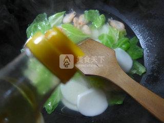 江白虾圆<a href=/shicai/shucai/BaiCai/index.html target=_blank><u>白菜</u></a><a href=/shicai/mimian/NianGao/index.html target=_blank><u>年糕</u></a>汤