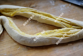 椰蓉<a href=/shicai/shucai/MeiGuiHua/index.html target=_blank><u>玫瑰花</u></a>朵<a href=/shicai/mimian/MianBao/index.html target=_blank><u>面包</u></a>步骤5