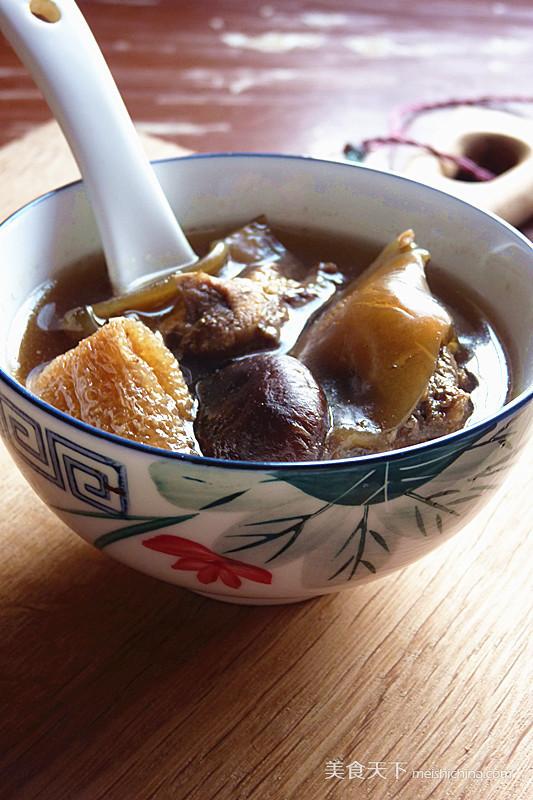 <a href=/shicai/shucai/XiangGu/index.html target=_blank><u>香菇</u></a><a href=/shicai/shucai/ZhuSheng/index.html target=_blank><u>竹笙</u></a><a href=/shicai/shuichanpin/JiaYu/index.html target=_blank><u>甲鱼</u></a>汤