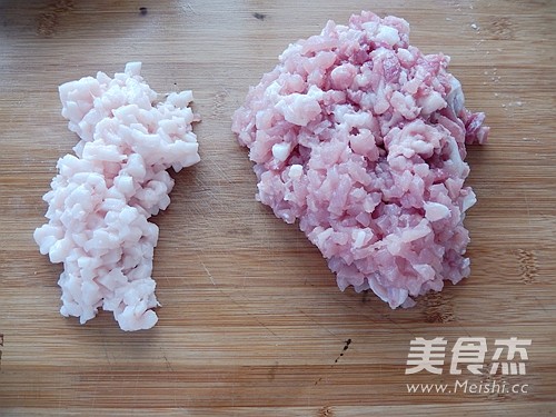 <a href=zt/hsszt target=_blank><u>红烧狮子头</u></a>的做法