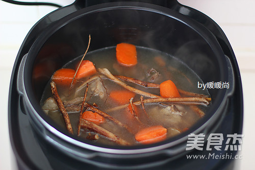 #苏泊尔#五指毛<a href=/shicai/guopin/Tao/index.html target=_blank><u>桃</u></a>煲猪骨汤的做法