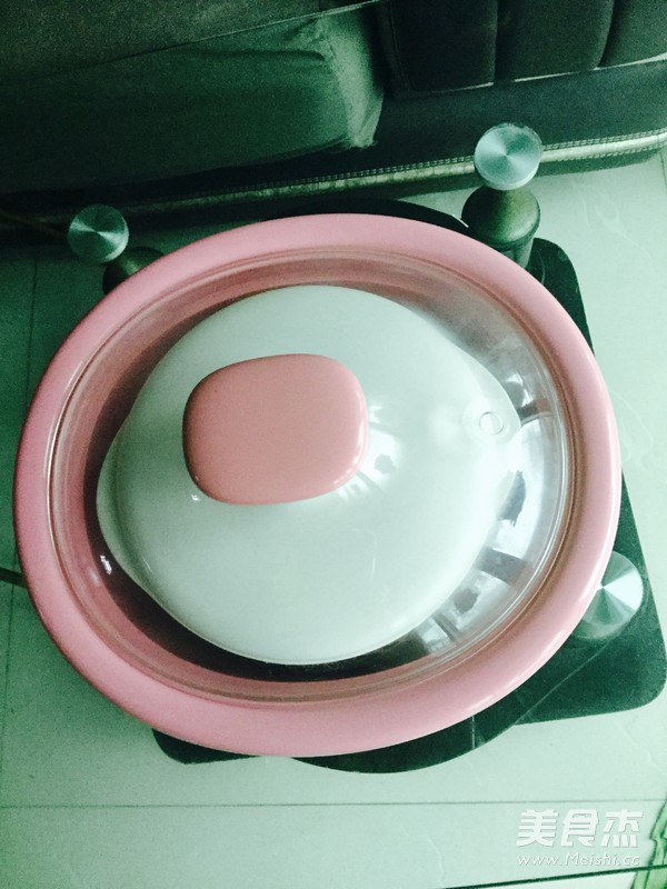 滋补<a href=/shicai/rouqin/WuJi/index.html target=_blank><u>乌鸡</u></a>汤的做法