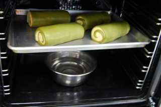 抹茶戚风<a href=/shicai/mimian/MianBao/index.html target=_blank><u>面包</u></a>卷