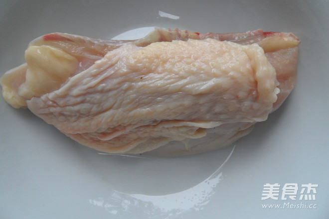 五指毛<a href=/shicai/guopin/Tao/index.html target=_blank><u>桃</u></a><a href=/shicai/yaoshi/DangShen/index.html target=_blank><u>党参</u></a>北芪鸡汤的做法