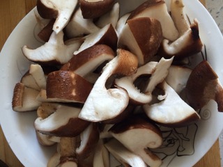 <a href=/shicai/shuichanpin/HaiDai/index.html target=_blank><u>海带</u></a><a href=/shicai/shucai/XiangGu/index.html target=_blank><u>香菇</u></a>炖大骨汤