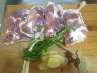 红烧<a href=/shicai/rouqin/YaTui/index.html target=_blank><u>鸭腿</u></a>拌饭