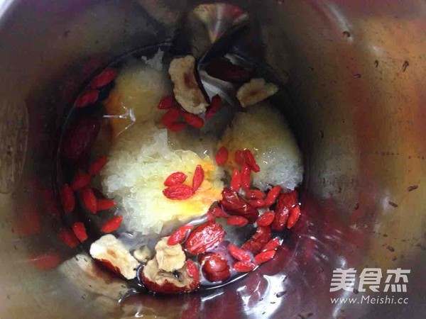 <a href=/shicai/shucai/YinEr/index.html target=_blank><u>银耳</u></a><a href=/shicai/guopin/GouQi/index.html target=_blank><u>枸杞</u></a>红<a href=/shicai/guopin/Zao/index.html target=_blank><u>枣</u></a>羹的做法