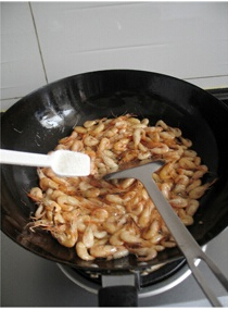 油盐小河虾步骤7