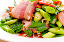 <a href=/shicai/shucai/QingSuan/index.html target=_blank><u>青蒜</u></a>炒<a href=/shicai/rouqin/LaRou/index.html target=_blank><u>腊肉</u></a>的做法