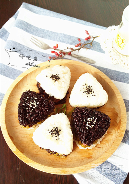 坚果双色<a href=/shicai/mimian/NuoMi/index.html target=_blank><u>糯米</u></a>糕的做法