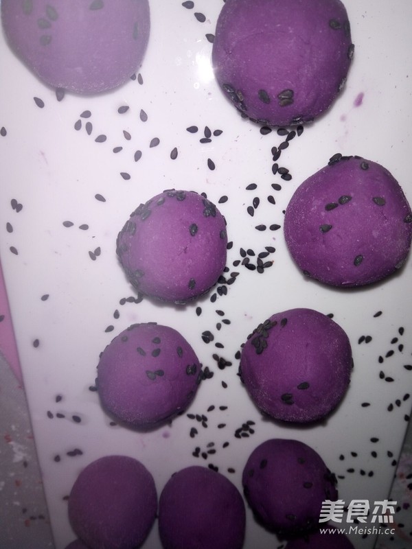 <a href=/shicai/shucai/ZiShu/index.html target=_blank><u>紫薯</u></a><a href=/shicai/mimian/ZhiShi/index.html target=_blank><u>芝士</u></a>球(两吃)的做法