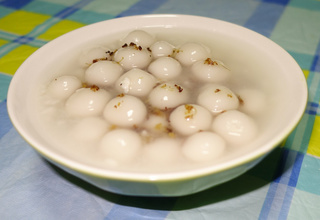 <a href=/shicai/shucai/GuiHua/index.html target=_blank><u>桂花</u></a>酒酿丸子