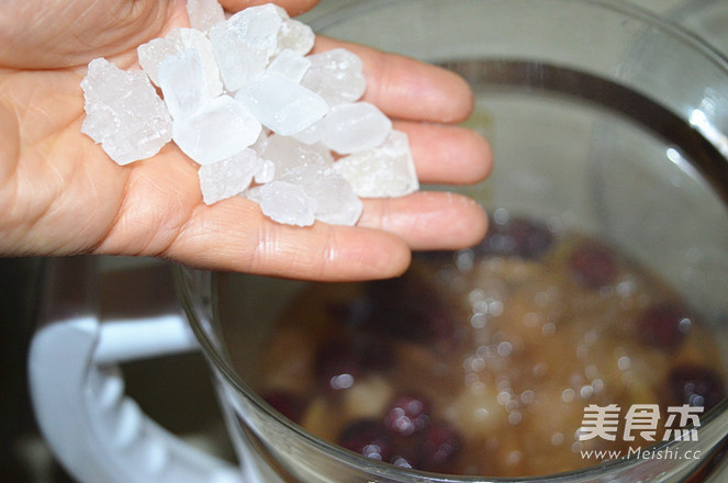 <a href=/shicai/guopin/ManYueMei/index.html target=_blank><u>蔓越莓</u></a>红<a href=/shicai/guopin/Zao/index.html target=_blank><u>枣</u></a><a href=/shicai/guopin/GuiYuan/index.html target=_blank><u>桂圆</u></a>糖水的做法