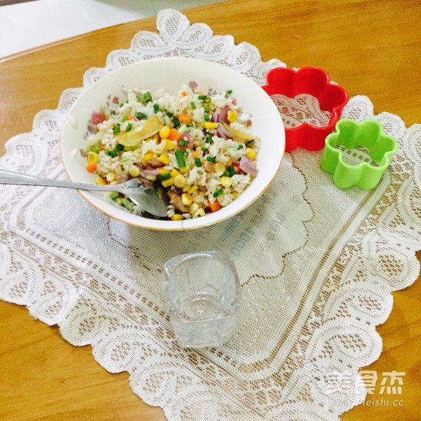 <a href=/shicai/mimian/YuMi/index.html target=_blank><u>玉米</u></a>粒炒饭的做法