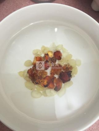 <a href=/shicai/guopin/Tao/index.html target=_blank><u>桃</u></a>胶皂角米<a href=/shicai/shucai/YinEr/index.html target=_blank><u>银耳</u></a>糖水