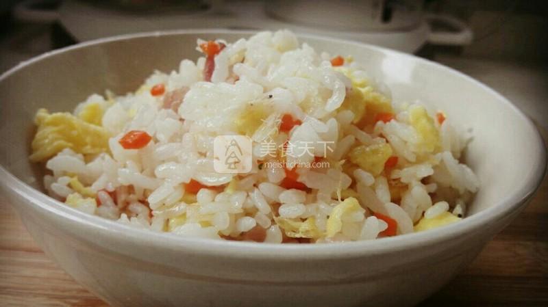 <a href=/shicai/rouqin/PeiGen/index.html target=_blank><u>培根</u></a>蛋炒饭的做法