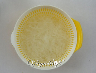 <a href=/shicai/shucai/BaiLuoBo/index.html target=_blank><u>白<a href=/shicai/shucai/LuoBo/index.html target=_blank><u>萝卜</u></a></u></a>包子