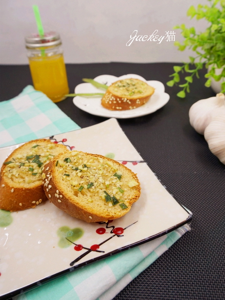 蒜香<a href=/shicai/mimian/MianBao/index.html target=_blank><u>面包</u></a>片