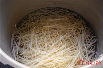 炒龙须<a href=/shicai/mimian/GuaMian/index.html target=_blank><u>挂面</u></a>步骤5