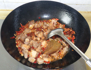 香辣<a href=/shicai/rouqin/NiuNan/index.html target=_blank><u>牛腩</u></a>烧<a href=/shicai/shucai/TuDou/index.html target=_blank><u>土豆</u></a>