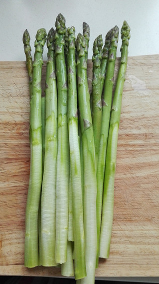 白灼<a href=/shicai/shucai/LuSun/index.html target=_blank><u>芦笋</u></a>