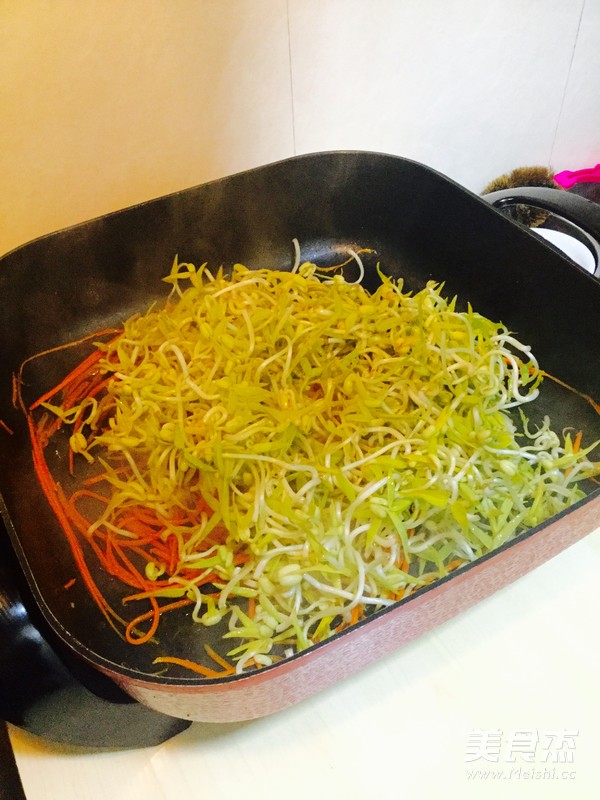 <a href=/shicai/shucai/HuLuoBo/index.html target=_blank><u>胡<a href=/shicai/shucai/LuoBo/index.html target=_blank><u>萝卜</u></a></u></a><a href=/shicai/shucai/YaCai/index.html target=_blank><u>芽菜</u></a>炒面的做法