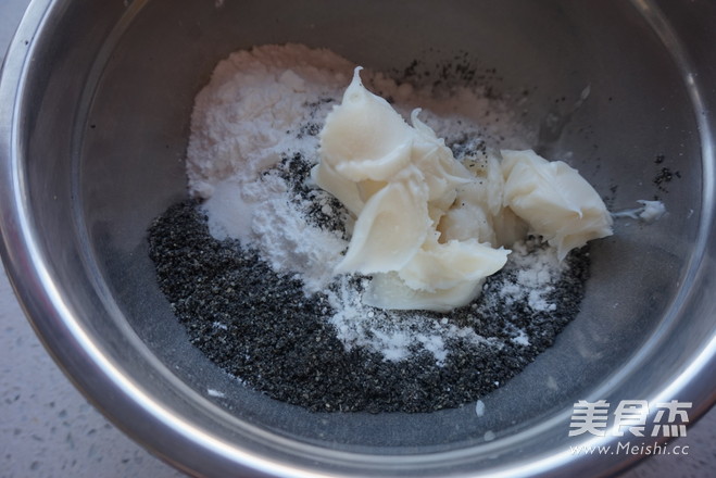 团团圆圆~五彩<a href=/shicai/guopin/HeiZhiMa/index.html target=_blank><u>黑<a href=/shicai/guopin/ZhiMa/index.html target=_blank><u>芝麻</u></a></u></a>汤圆的做法