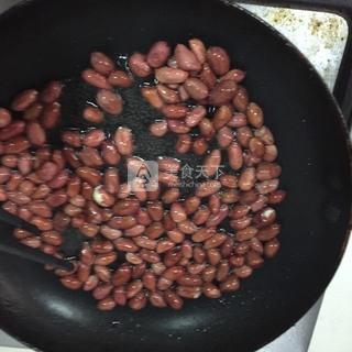 油炸<a href=/shicai/guopin/HuaSheng/index.html target=_blank><u>花生</u></a>米