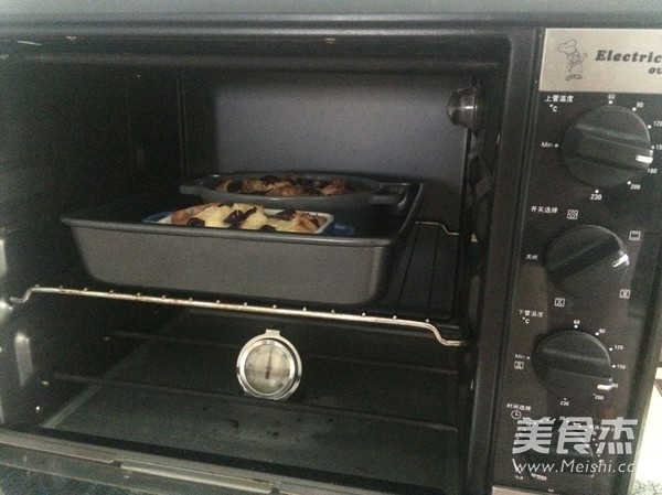 缤纷果干<a href=/shicai/mimian/MianBao/index.html target=_blank><u>面包</u></a>布丁的做法