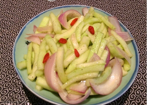 <a href=/shicai/shucai/YangCong/index.html target=_blank><u>洋葱</u></a>溜拌<a href=/shicai/guopin/XiGua/index.html target=_blank><u>西瓜</u></a>皮做法