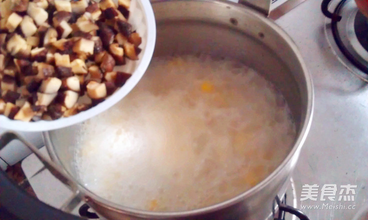 <a href=/shicai/shucai/XiangGu/index.html target=_blank><u>香菇</u></a>咸蛋粥的做法