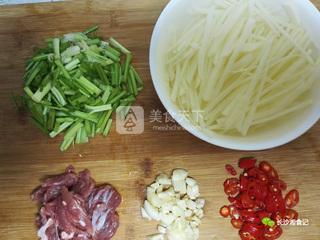 <a href=/shicai/shucai/QinCai/index.html target=_blank><u>芹菜</u></a>炒<a href=/shicai/shucai/TuDou/index.html target=_blank><u>土豆</u></a>丝