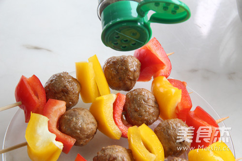 香烤彩椒<a href=/shicai/rouqin/NiuRou/index.html target=_blank><u>牛肉</u></a>丸的做法