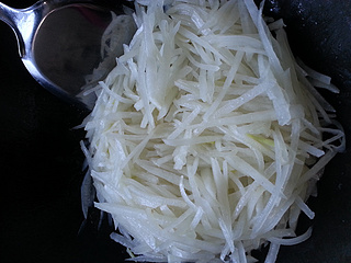 银丝<a href=/shicai/shuichanpin/JiYu/index.html target=_blank><u>鲫鱼</u></a>汤