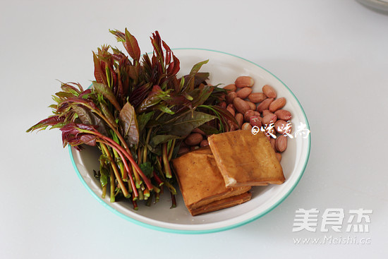 <a href=/shicai/shucai/XiangChun/index.html target=_blank><u>香椿</u></a>芽拌<a href=/shicai/mimian/XiangGan/index.html target=_blank><u>香干</u></a>的做法