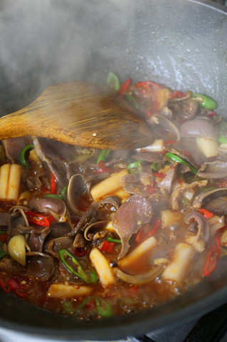 泡椒<a href=/shicai/shucai/Ou/index.html target=_blank><u>藕</u></a>带炒<a href=/shicai/rouqin/JiZhen/index.html target=_blank><u>鸡胗</u></a>